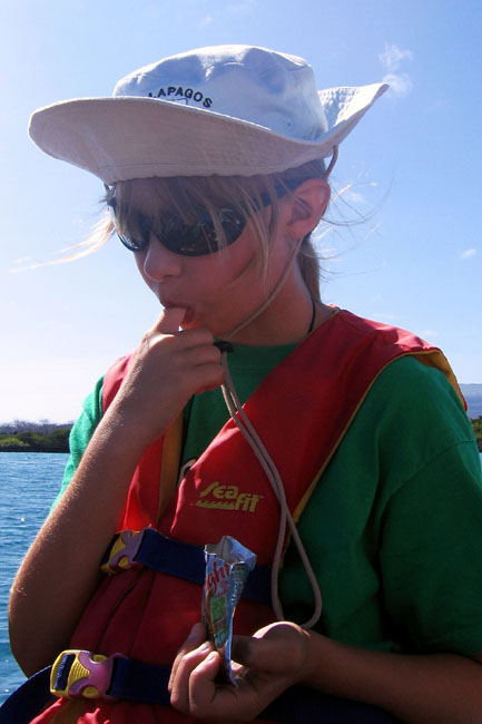 20070804q_S_IsabelaElizabethBay_Snacking