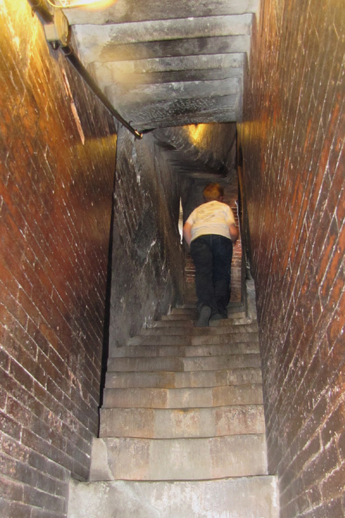 20120601e_M_FlorenceClimbingDuomoSteps